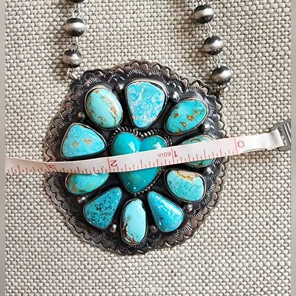 Incredible Large Turquoise Heart Necklace By Navajo Artist Kathleen Yazzie - Picture 4 of 6